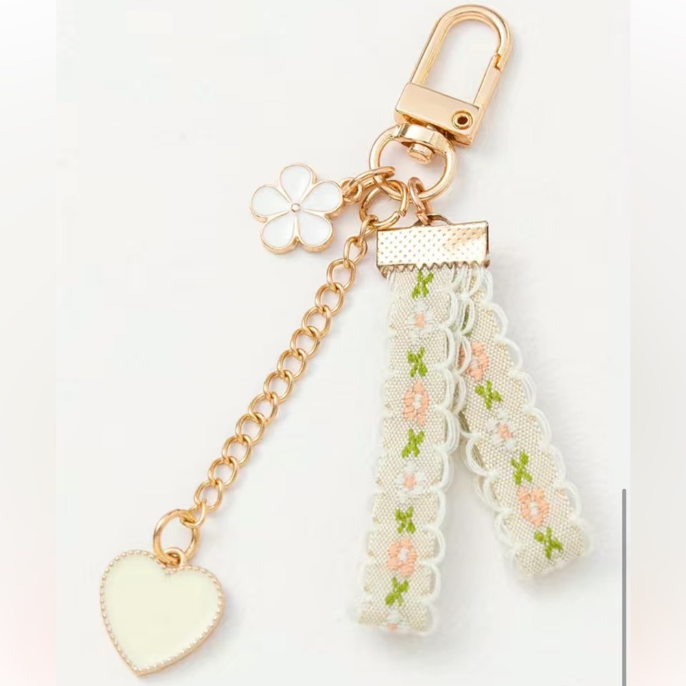 White/Cream Heart Flower Charm Keyring – New